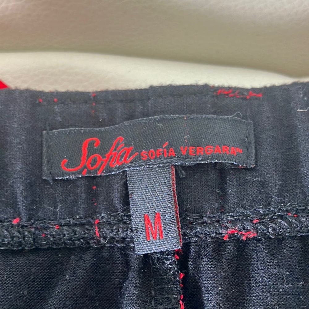 Sofia by Sofia Vergara Lace Shorts Set Red and Black - Picture 2 of 3